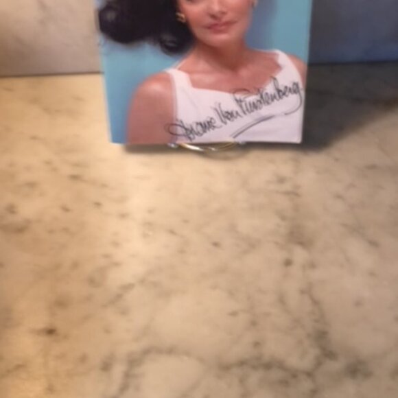 Autographed!! DIANE VON FURSTENBERG "Diane A Signature Life" Softback Bo… - Picture 6 of 10